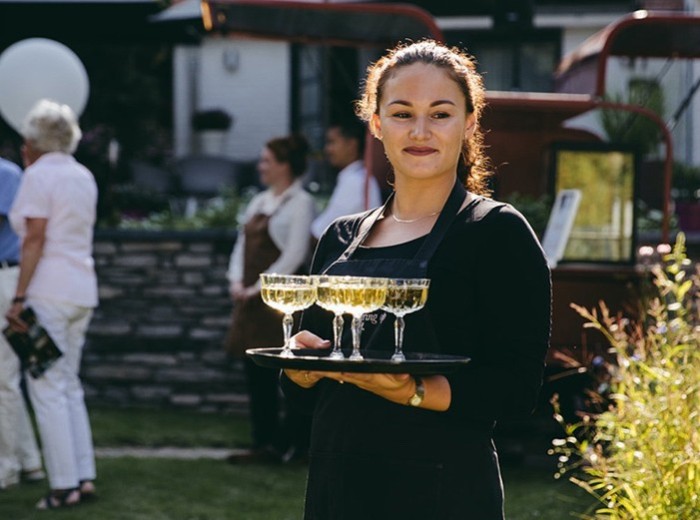 Tuinfeest - Cava ontvangst medewerker horeca cateraar kok aan huis cateringbedrijf - Homemade Catering Lisse